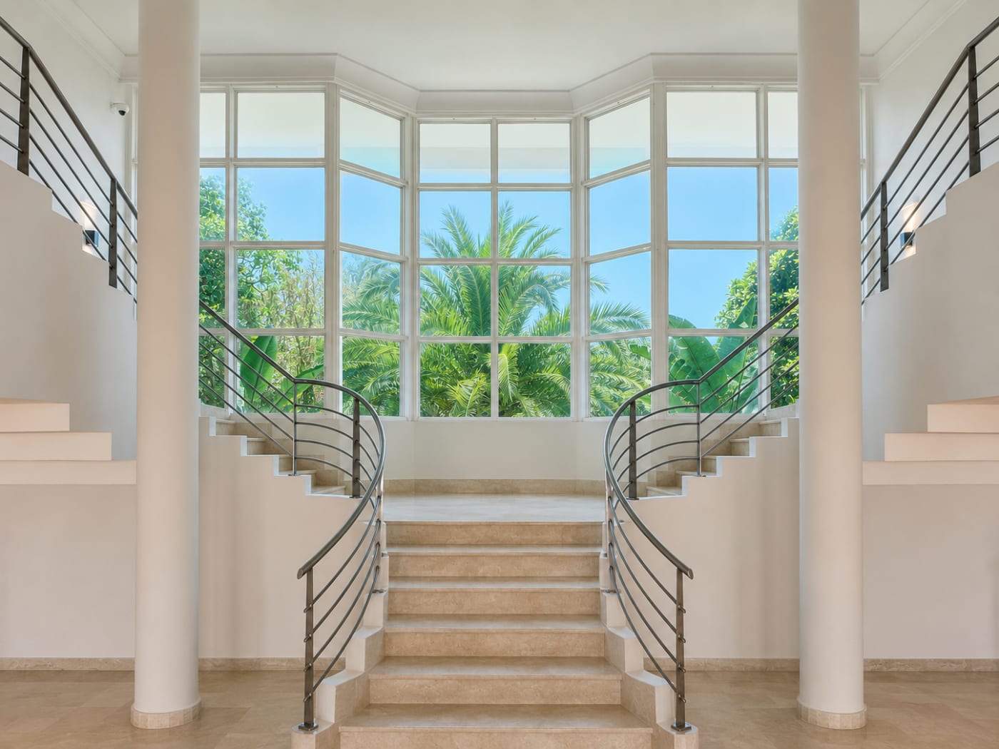 Baie sur le jardin et double escalier