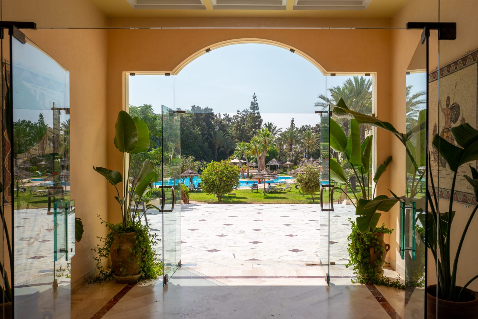 Le hall ouvert sur le jardin