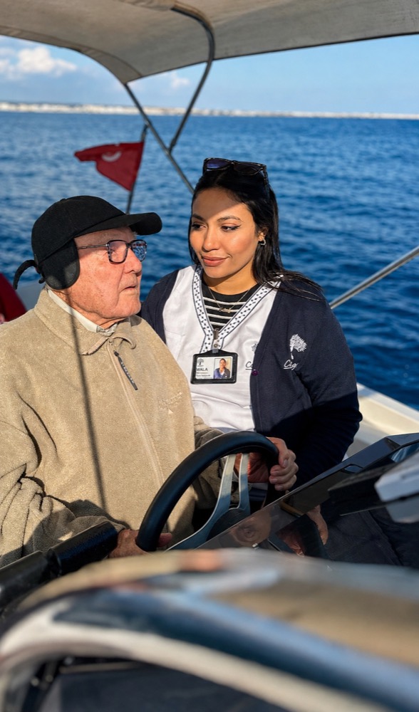 Sortie en bateau avec un résident et une aide-soignante
