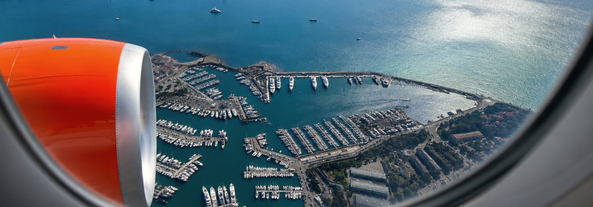 Vue du hublot à l'approche de la côte